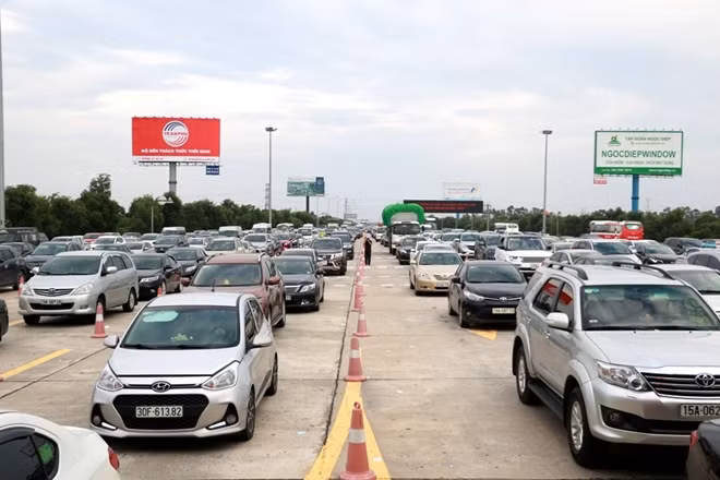 Ghi nhận tai khu vực trạm thu phí cao tốc Hà Nội - Hải Phòng, dòng phương tiện kéo dài tới 1,5km theo chiều Hải Phòng - Hà Nội.