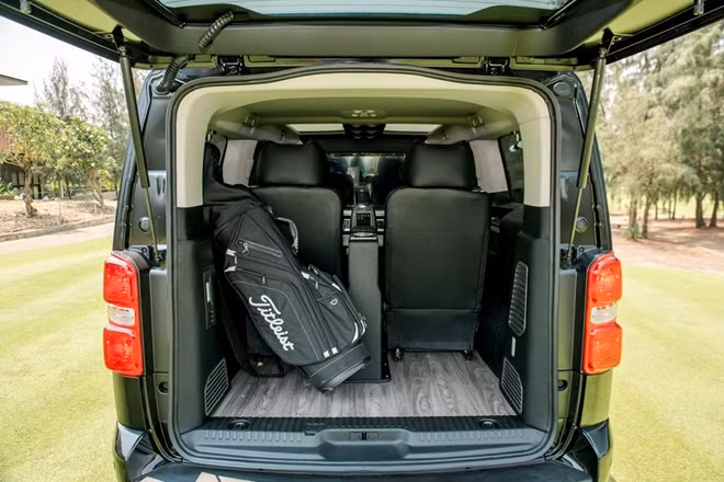 Bên cạnh sự sang trọng, tính hữu dụng của một chiếc MPV cũng giúp Peugeot Traveller ghi điểm với khách hàng.
