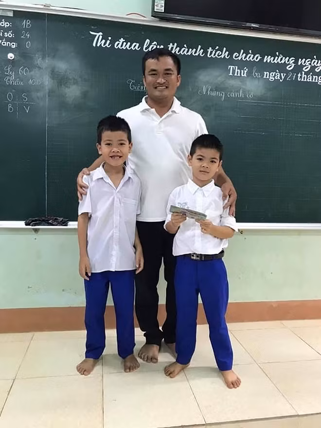 Em Hoàng Văn Lương Bảo và Trần Lê Đại Thành trả lại tập tiền nhặt được cho anh Võ Chung Thành.