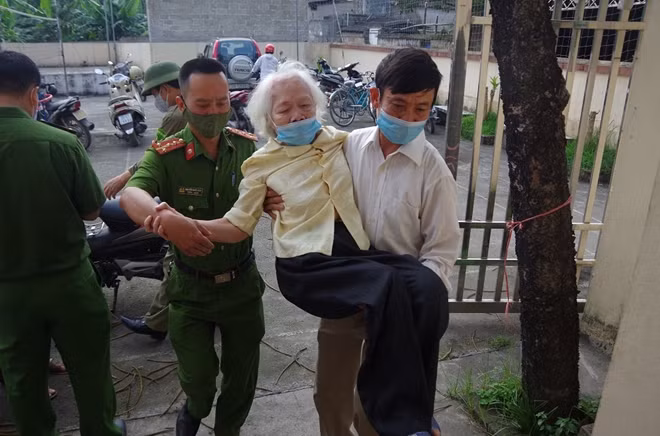 Cán bộ Công an Thái Nguyên giúp đỡ người già đến làm CCCD.
