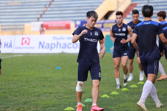Trận đấu trên sân Thiên Trường vào ngày mai còn hấp dẫn hơn nữa với người hâm mộ Việt Nam bởi dàn sao của đội bóng phố núi. HAGL từ lâu đã một trong những "lò đào tạo" cầu thủ hàng đầu của cả nước và không lạ khi đội bóng này quy tụ khá nhiều những tuyển thủ quốc gia trong đội hình.