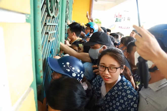 Lượng người chen chúc quá đông tại một vị trí có diện tích nhỏ cộng thêm thời tiết nóng nực khiến không khí thêm ngột ngạt.