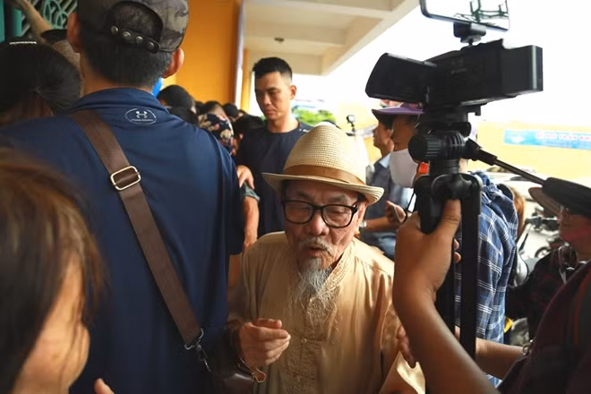 Cụ ông này cũng là một trong những người đến mua vé ở sân chiều nay.