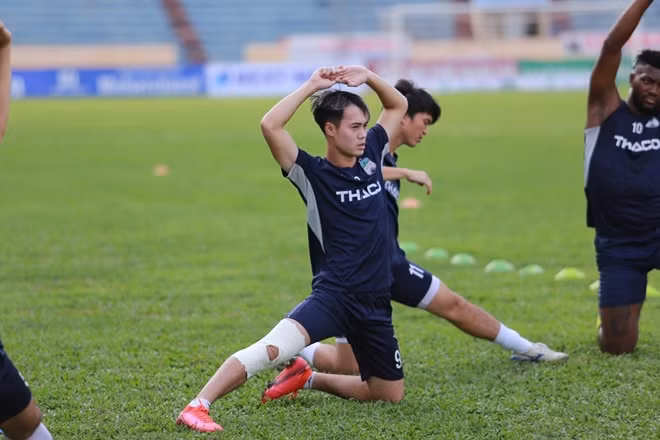 Trong khi đó người đồng đội của Trường là Văn Toàn vừa mới dính chấn thương trong trận đấu tập cách đây ít ngày. Toàn xuất hiện ở Nam Định với một bên chân được băng bó.