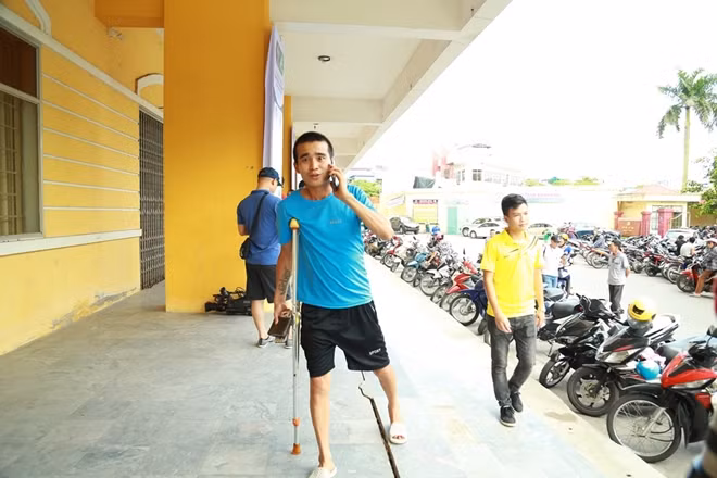 Từ thanh niên, phụ nữ đến người già đều mong muốn được vào sân để sống với không khí bóng đá sau một thời gian dài giãn cách xã hội.