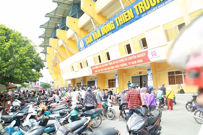 Sân Thiên Trường vào chiều ngày 22/5, rất đông CĐV tập trung tới đây với hy vọng sở hữu vé xem trận đấu giữa Nam Định và HAGL.