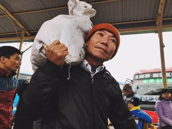 Bất chấp mưa rét, nhiều lao động dù là phụ nữ hay người già vẫn cố gắng mưu sinh nhờ công việc khuân vác đồ. Họ chỉ mong thời tiết Hà Nội mấy hôm nữa sẽ thuận lợi hơn cho việc kiếm sống đỡ vất vả.