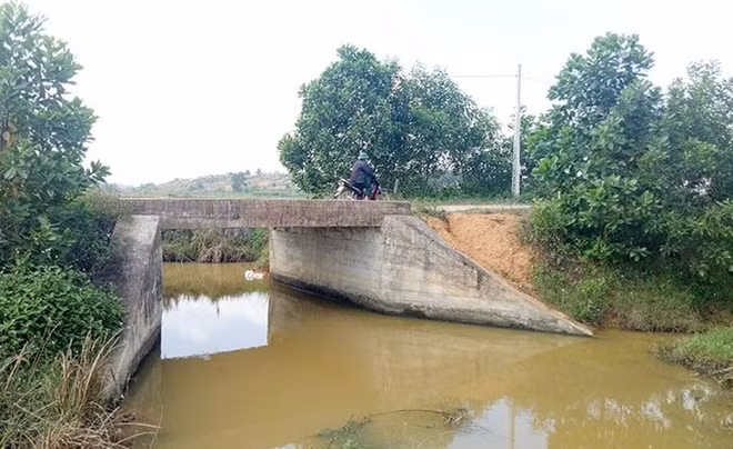 Gói thầu xây dựng cầu và đường qua khe Cố Mai được chủ đầu tư xã Thượng Sơn quyết khống nhiều hạng mục, buộc phải thu hồi 317.778.000 đồng.