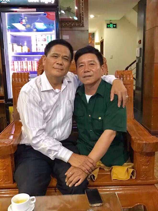 Cuộc hạnh ngộ của hai cựu binh Phan Xuân Nghĩa và Đỗ Văn Thuần sau 38 năm.
