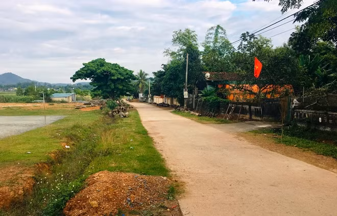Trung bình mỗi kilômet đường bê tông nông thôn có tổng chi phí hết hơn 3 tỉ đồng, đắt gấp 3 lần so với nhiều đoạn đường nhân dân tự góp và chất lượng không bằng.