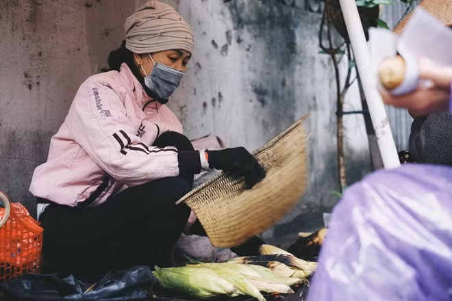Những ngày trời mưa gió hàng ngô của chị Hiên (35 tuổi, Hồ Tây, Hà Nội) vẫn bán đều, chị tâm sự: “Thời tiết như này bán hàng cũng ngại nhưng bù lại hết hàng sớm vì mọi người thích ăn ngô, khoai nướng ở trời rét lạnh”.