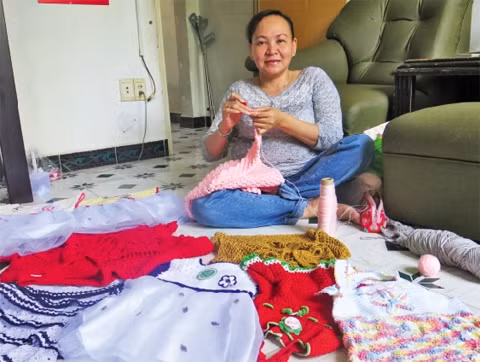 Chị Đào đang móc hàng trả khách.