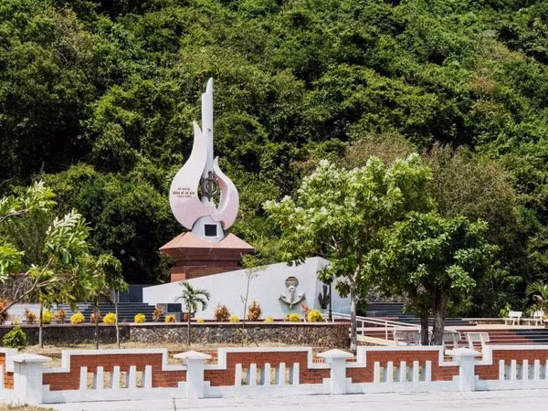 Đài tưởng niệm những chuyến tàu không số bên bến Vũng Rô.