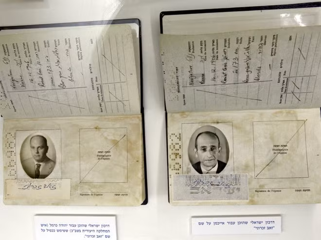 Các hộ chiếu giả được sử dụng bởi một điệp viên Mossad (trái) và một hộ chiếu khác dành cho Adolf Eichmann để ra khỏi Argentina.