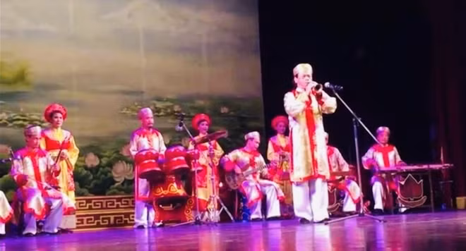 NSƯT Ngọc Khánh cùng dàn nhạc Nhà hát tuồng Việt Nam biểu diễn tại Nhà hát lớn Hà Nội phục vụ khách nước ngoài.
