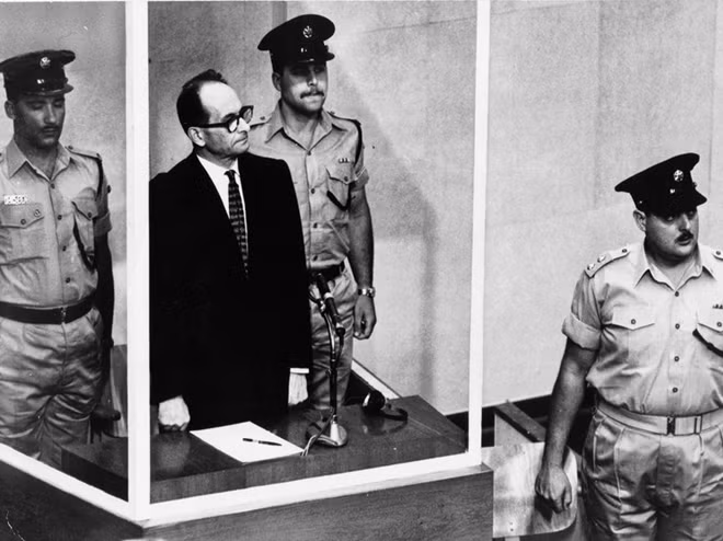 Adolf Eichmann trong phòng xử án ở Jerusalem tại phiên tòa năm 1961.