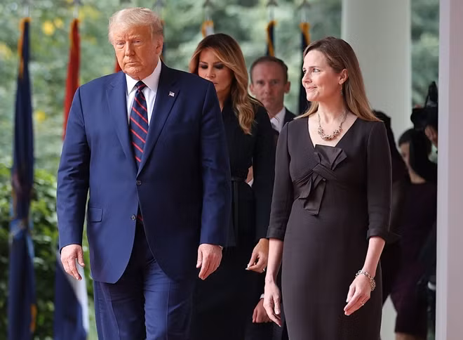 Tổng thống Donald Trump cùng bà Amy Coney Barrett tới dự buổi họp báo công bố đề cử bà vào Tòa án Tối cao Mỹ tại Vườn Hồng, Nhà Trắng ngày 26-9-2020. Ảnh: AP