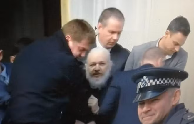 Nhà sáng lập WikiLeaks Julian Assange bị bắt giữ tại Đại sứ quán Ecuador.