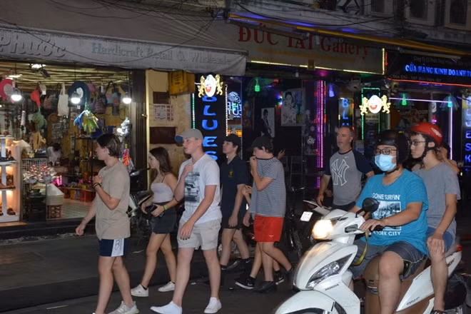 Du lịch là hành trình khám phá những miền văn hóa thông qua cầu nối chính là các HDV. (hình minh họa).