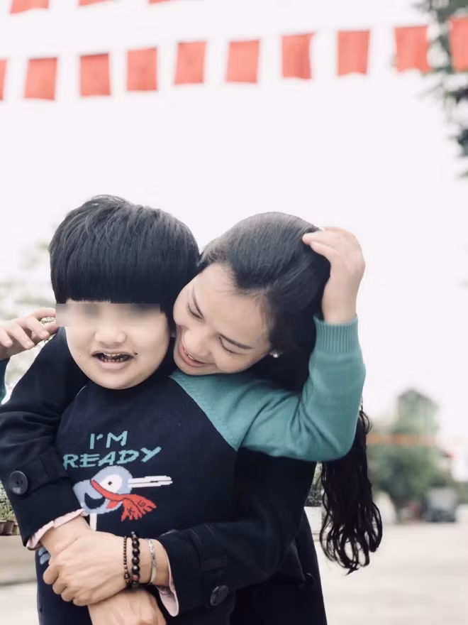 Cô hiệu trưởng trẻ và giờ nghỉ ngơi bên em học sinh đặc biệt của mình.