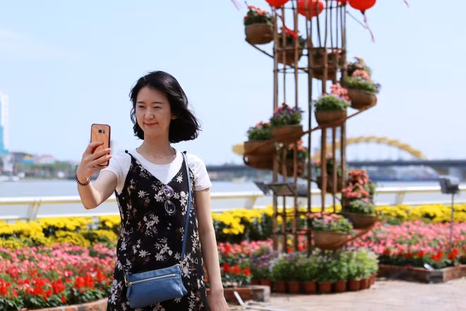 Nữ du khách người Hàn Quốc thích thú ghi lại khoảnh khắc đi du lịch tại Việt Nam vào đúng dịp Tết Nguyên đán.
