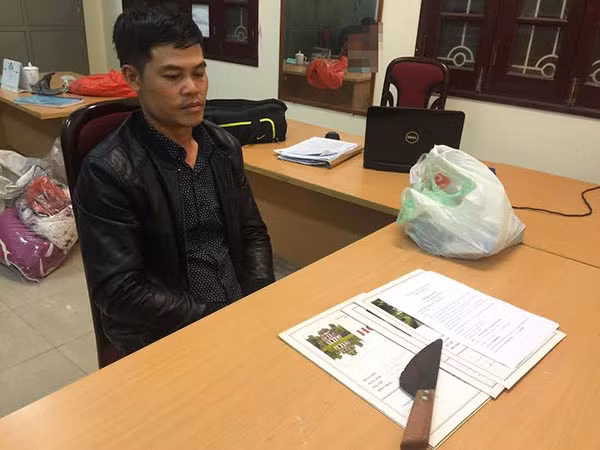 Đối tượng Quang cùng con dao dùng để đe dọa nạn nhân.