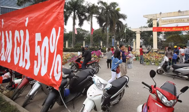Chiều 30 Tết, các mặt hàng giảm giá mạnh. Khu bán hoa tươi bên đường Láng Hạ, một chậu lan chỉ còn từ 500 nghìn đến 2 triệu đồng.