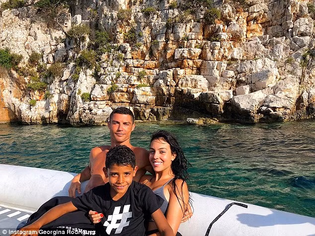 Ronaldo cùng bạn gái Goergina Rodriguez và con trai đi nghỉ trong khi các tin đồn rộ lên về việc anh sẽ tới Juventus. Ronaldo cùng bạn gái Goergina Rodriguez và con trai đi nghỉ trong khi các tin đồn rộ lên về việc anh sẽ tới Juventus.