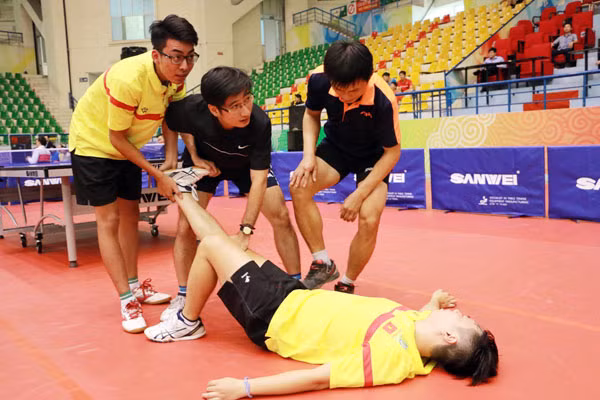 Một VĐV bị chuột rút trong lúc thi đấu.