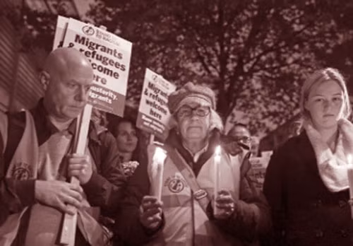 Một nhóm nhỏ người dân tổ chức một buổi cầu nguyện ở Westminster, London.
