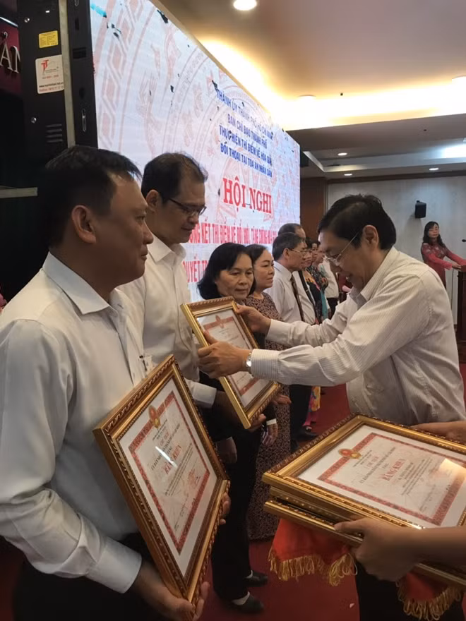 Lãnh đạo TAND Tối cao và Ban Nội chính Thành ủy TP HCM tặng bằng khen cho tập thể và cá nhân có thành tích xuất sắc trong công tác hòa giải, đối thoại.