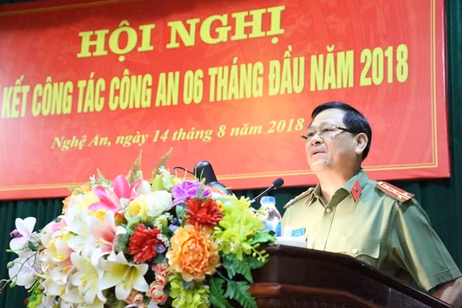Đại tá, PGS, TS Nguyễn Hữu Cầu, Giám đốc Công an tỉnh chủ trì hội nghị.