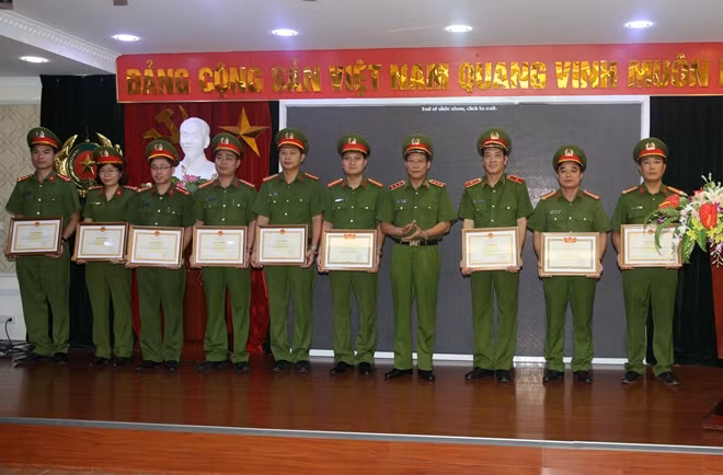 Thứ trưởng Lê Qúy Vương trao Bằng khen của Bộ Công an cho các cá nhân có thành tích xuất sắc