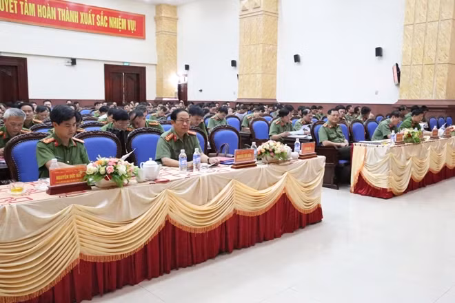 Toàn cảnh hội nghị.