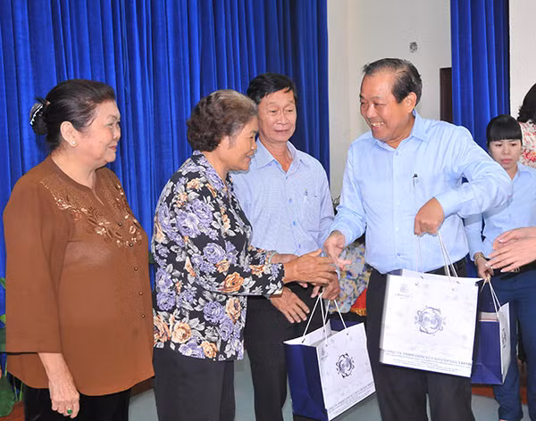 Phó Thủ tướng thường trực Chính phủ Trương Hòa Bình ân cần thăm hỏi, tặng quà cho các đồng chí từng là cán bộ chủ chốt MTTQ các quận, huyện của TP Hồ Chí Minh .