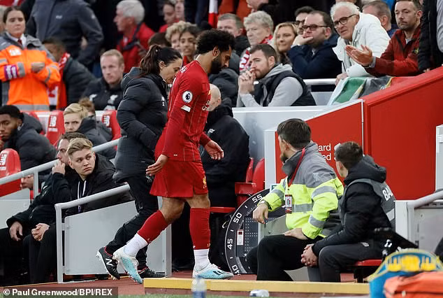 Tiền đạo của Liverpool rời sân với những bước chân tập tễnh.