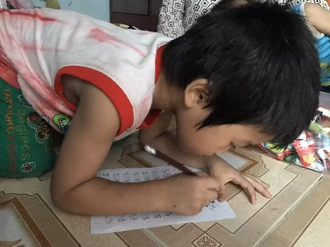 Tập viết trên nền nhà.