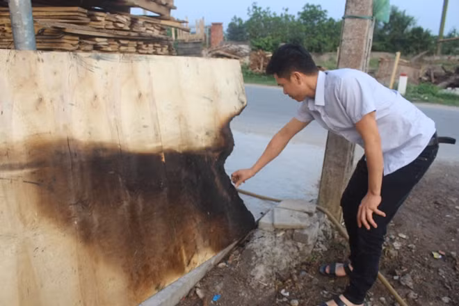 Gỗ ép cũng bị kẻ xấu đốt trong suốt 2 năm qua.