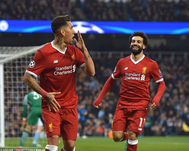 Roberto Firmino và Mohamed Salah giúp Liverpool lội ngược dòng trên sân Etihad. Ảnh: Daily Mail.