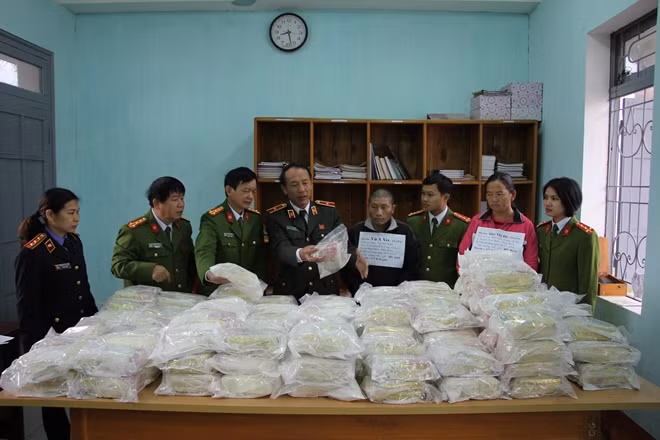 Thiếu tướng Sùng A Hồng, Giám đốc Công an tỉnh Điện Biên (thứ 4, từ trái sang) biểu dương các thành viên tham gia bóc gỡ đường dây mua bán, vận chuyển gần 500 bánh heroin.