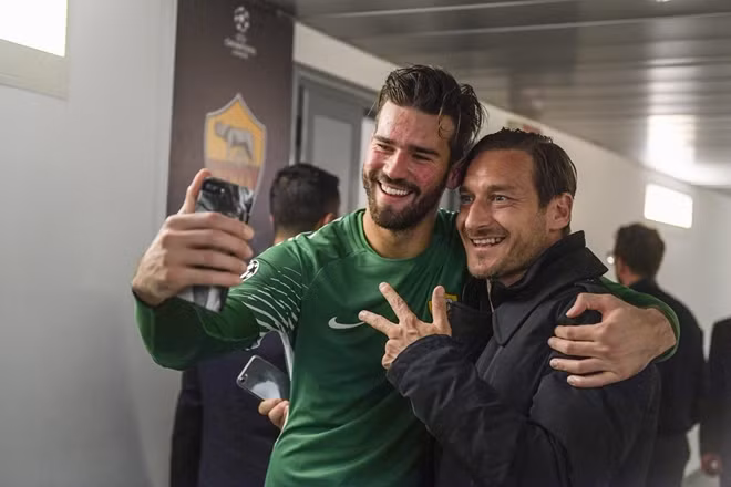 Giải nghệ vào năm ngoái, nhưng Totti được coi như một huyền thoại sống của AS Roma. "Hoàng tử thành Rome" giờ đang nắm một vị trí trong ban giám đốc và chắc chắn rất vui mừng trước thành công của CLB.