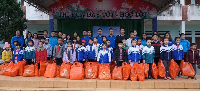 32 suất quà đã được trao cho các em nhỏ có hoàn cảnh khó khăn trong lễ trao quà tại trường Tiểu học cơ sở Phương Thiện.