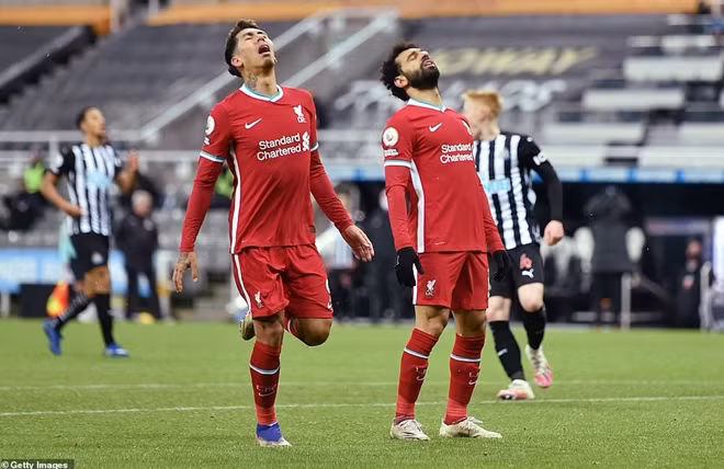 Sự thất vọng của Firmino và Salah sau khi không thể có được bàn thắng vào lưới Newcastle.