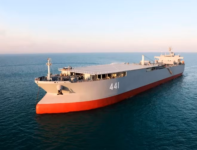 Tàu sân bay trực thăng mới "made in Iran" mang tên IRIS Makran. Ảnh: AP.