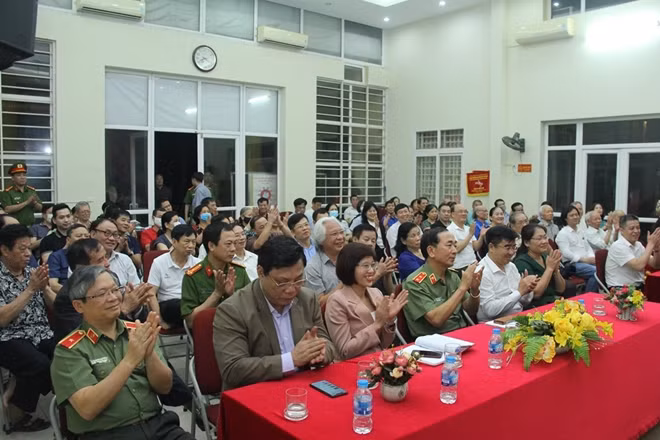 Thứ trưởng Trần Quốc Tỏ với các cử tri nơi cư trú dự hội nghị.