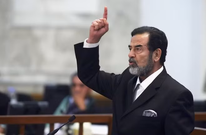 Saddam Hussein trong phiên tòa xử án mình.