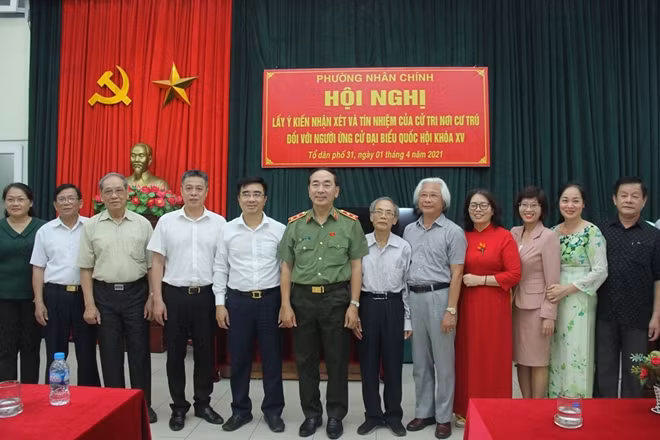 Thứ trưởng Trần Quốc Tỏ với các cử tri nơi cư trú.