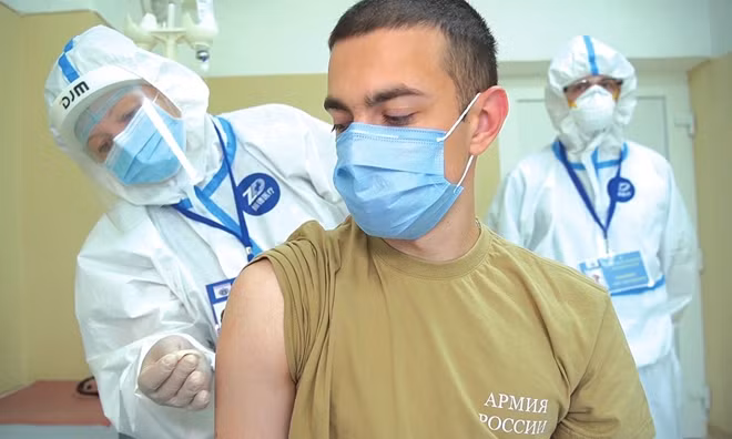 Các nhà khoa học Nga tiêm vaccine lên cơ thể tình nguyện viên. Ảnh: RDIF