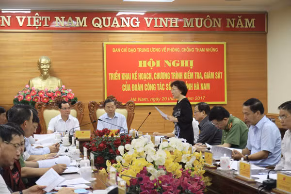 Bà Nguyễn Thị Mỹ Hương, hàm Vụ trưởng - Ban Nội chính Trung ương thông báo kế hoạch kiểm tra, giám sát tại tỉnh Hà Nam của Đoàn Công tác số 2 Bà Nguyễn Thị Mỹ Hương, hàm Vụ trưởng - Ban Nội chính Trung ương thông báo kế hoạch kiểm tra, giám sát tại tỉnh Hà Nam của Đoàn Công tác số 2