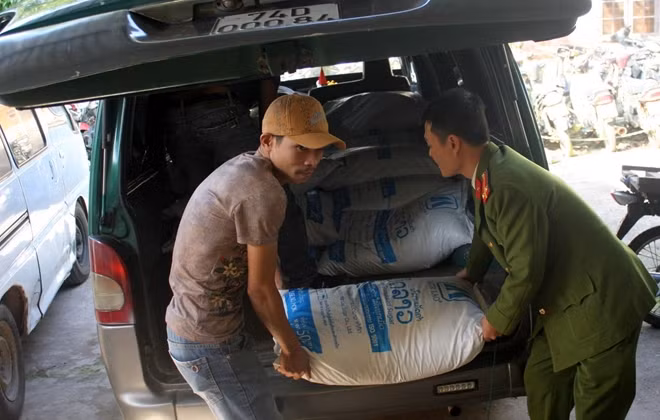 Công an huyện Hướng Hóa bắt giữ một vụ vận chuyển đường kính Thái Lan nhập lậu vào Lao Bảo.